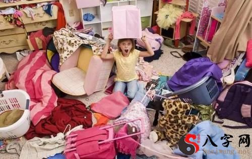 梦见翻箱倒柜找衣服