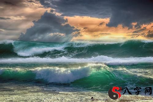 梦见巨浪翻滚过来