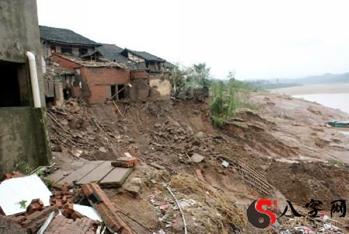 梦见水灾冲走房子