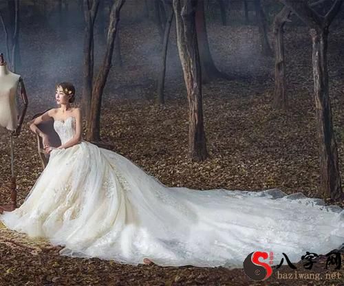 梦见自己穿婚纱结婚